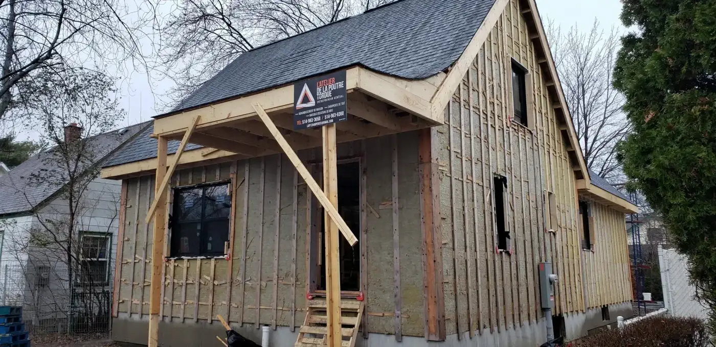 Porche neuf en construction, fourrures de bois posées avant le revêtement