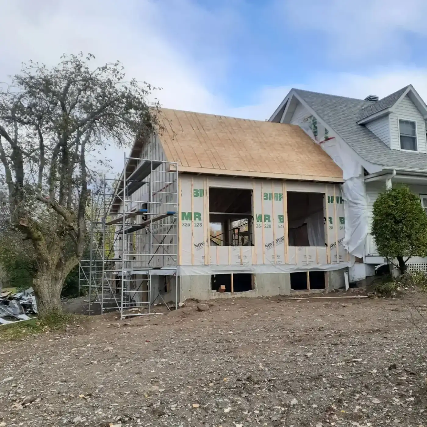 Toit neuf d’agrandissement raccordé à la ligne de toit de la maison d’origine