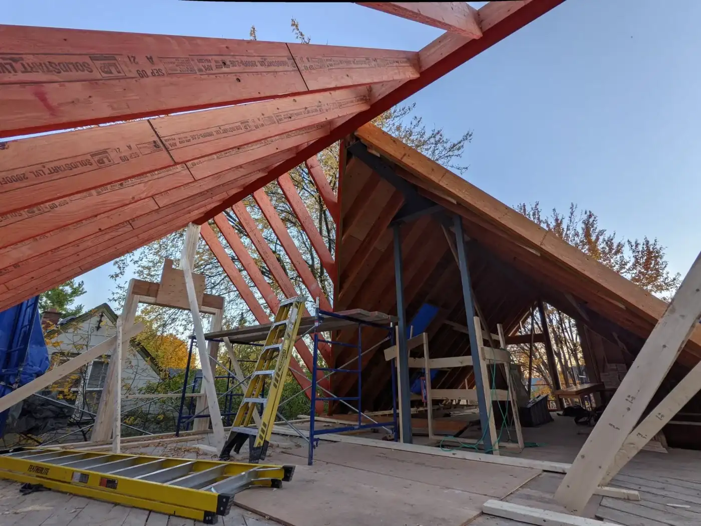 Comble cathédrale vu de l’intérieur, chevrons apparents montant vers la faîtière