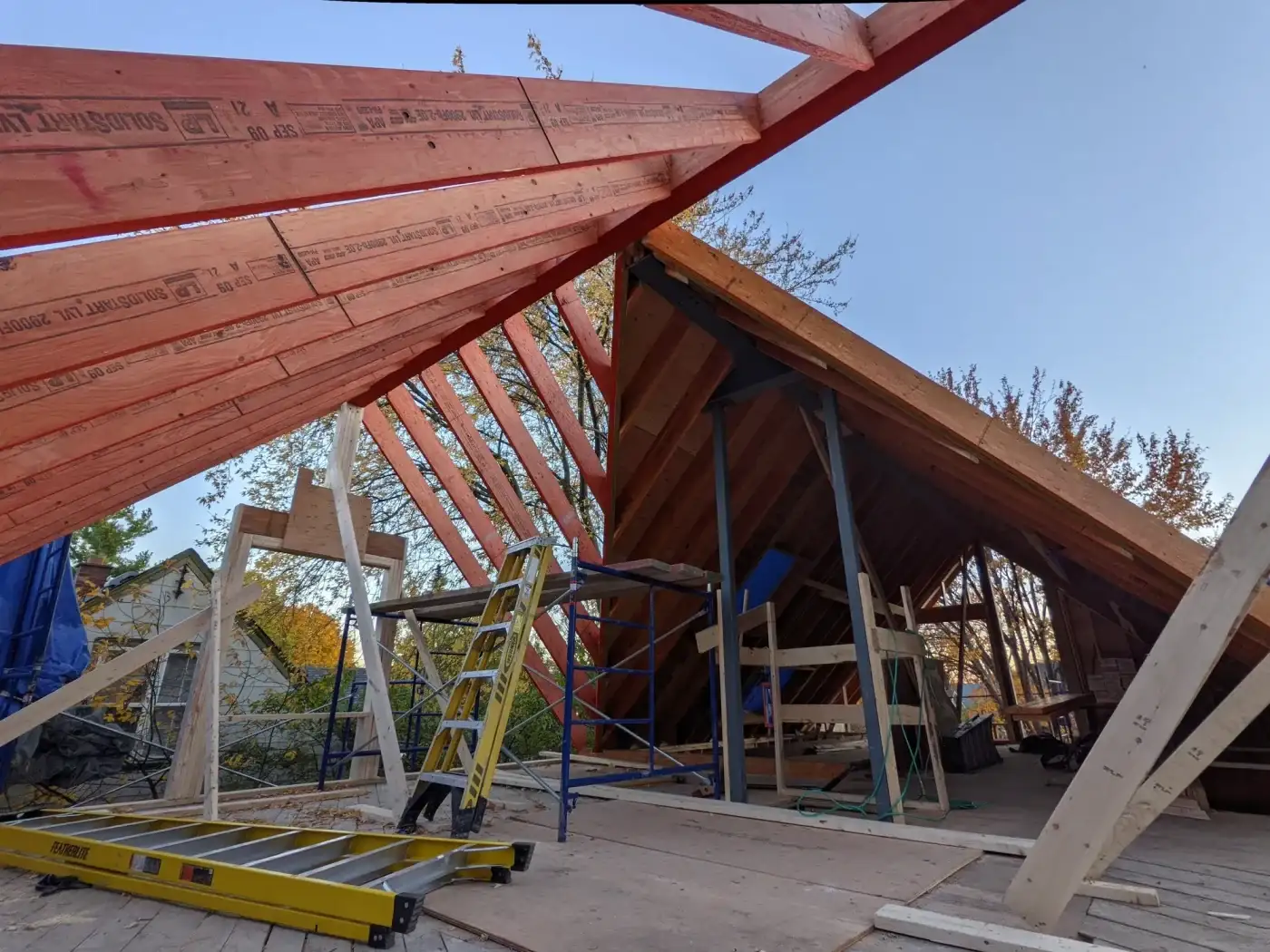 Comble cathédrale vu de l'intérieur, chevrons de bois apparents montant vers la faîtière