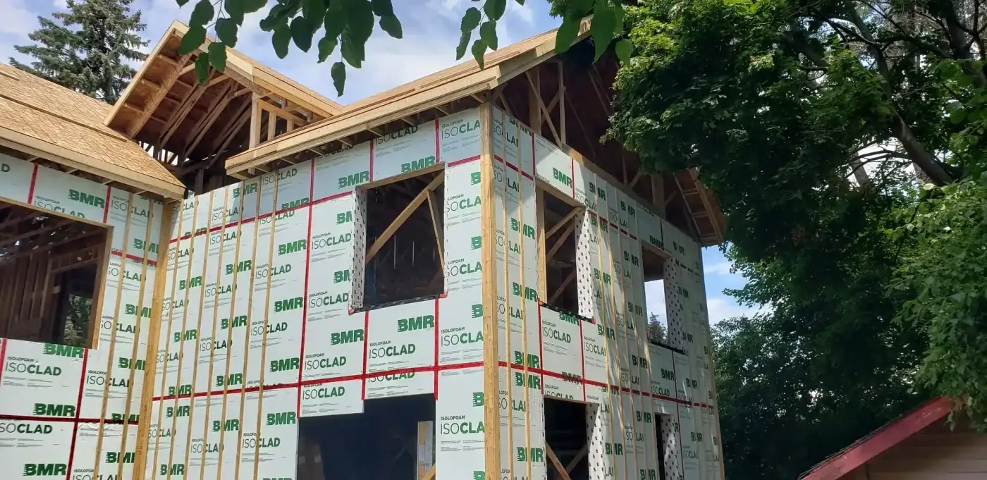 Lucarne et débords de toit en construction sur un bâtiment neuf