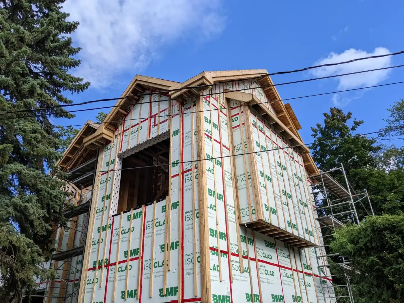 Pignons montés et panneaux isolants posés sur une maison neuve