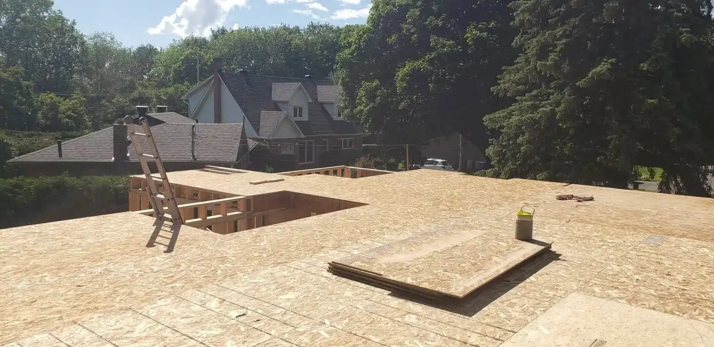 Plancher d’étage en panneaux posé sur le solivage d’une maison neuve