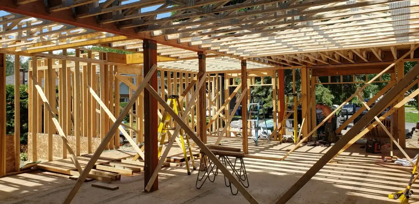 Solivage d’étage posé sur des poteaux d’acier dans une construction neuve