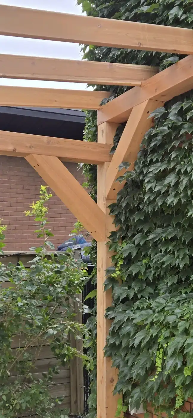 Aisselier de pergola assemblé et chevillé, coupe ajustée à la main