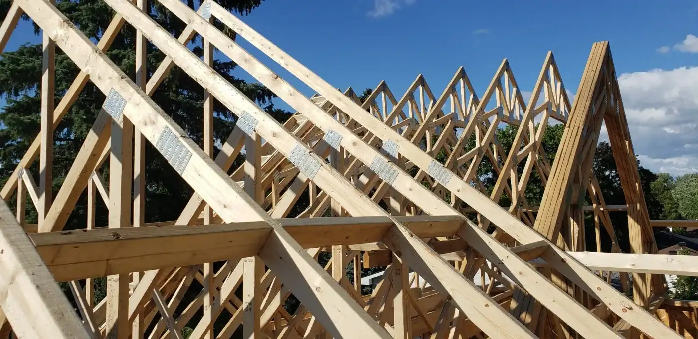 Fermes de toit alignées en enfilade sur un bâtiment en construction