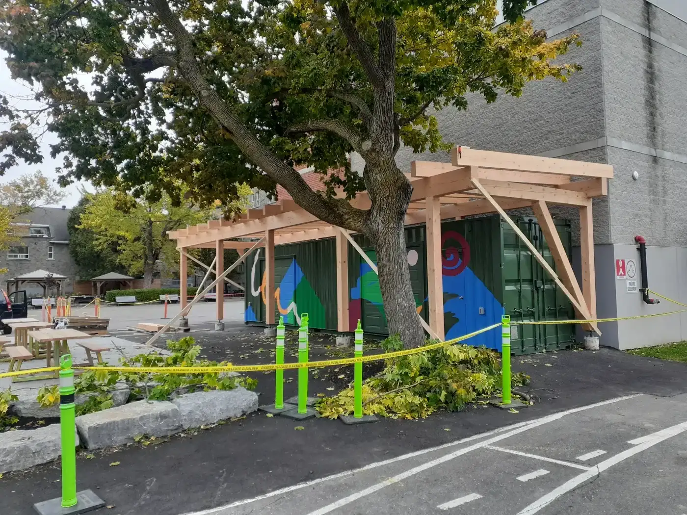 Auvent de bois abritant une cour publique