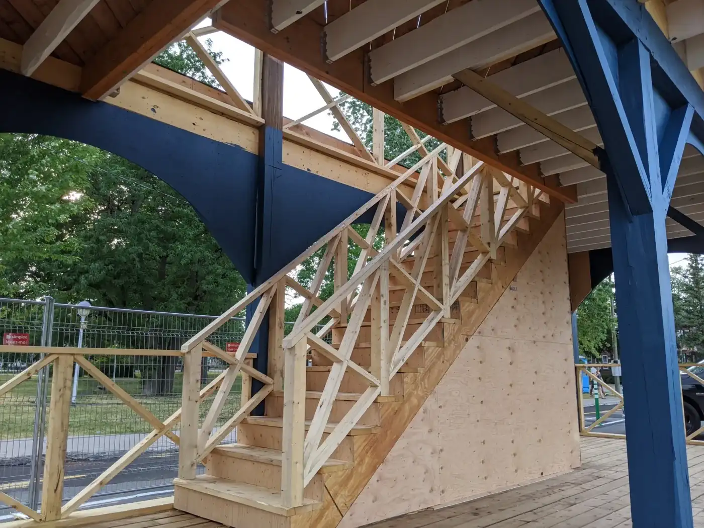 Escalier de bois intégré à l’ossature d’une halle publique