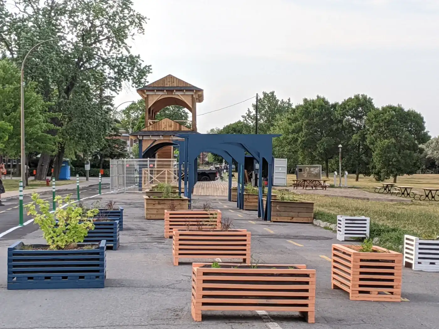 Halle belvédère en cours de montage sur une place publique