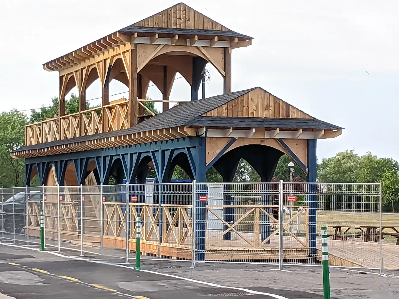 Halle belvédère en charpente de bois apparente terminée, montée sur une place publique