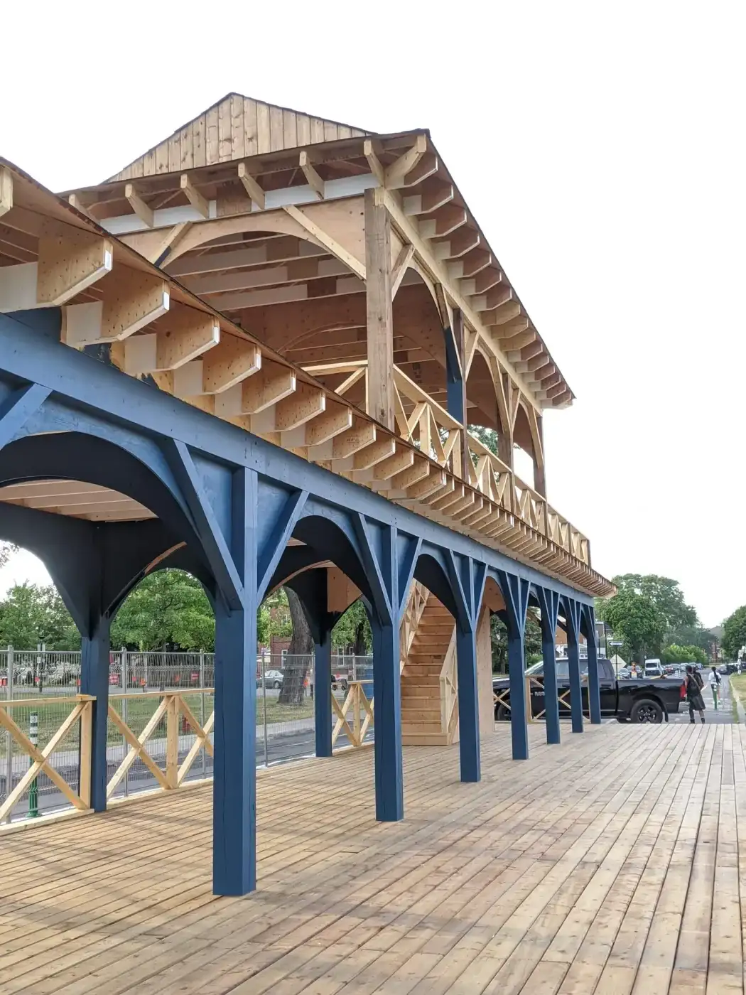 Halle de bois sur deux niveaux, aisseliers apparents à chaque poteau