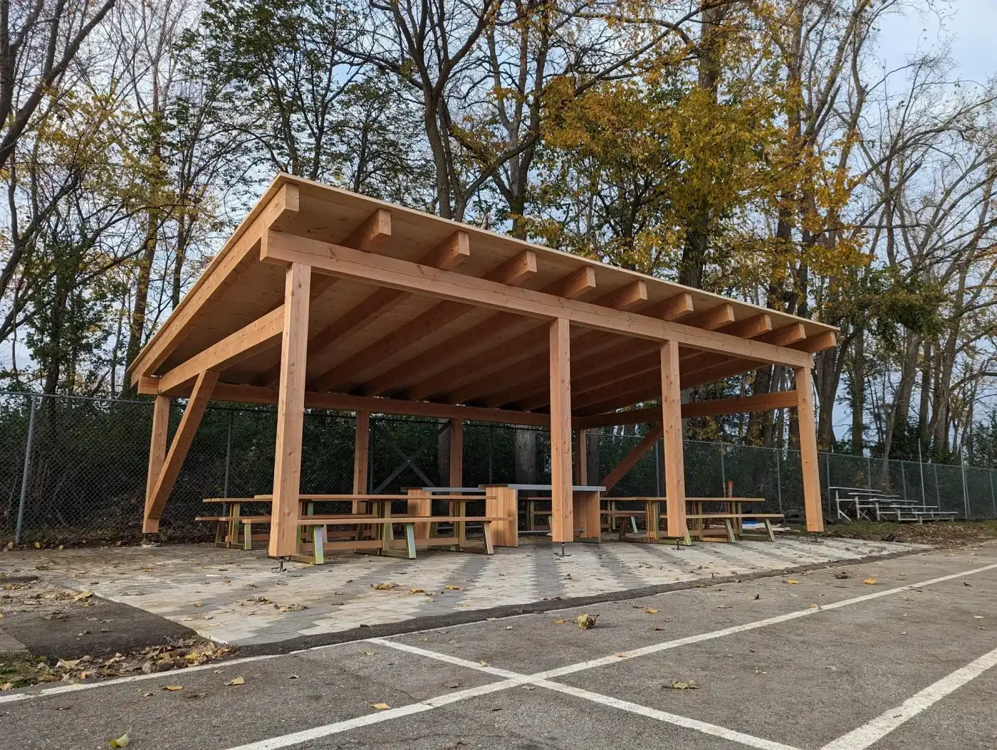 Préau de bois vu de loin, monté dans un espace public