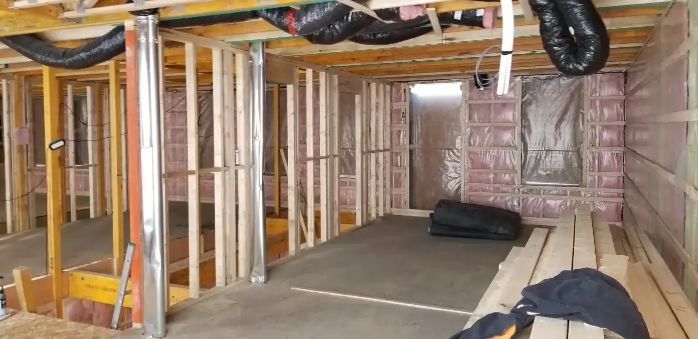 Sous-sol rénové, ossature neuve et conduits de ventilation en place