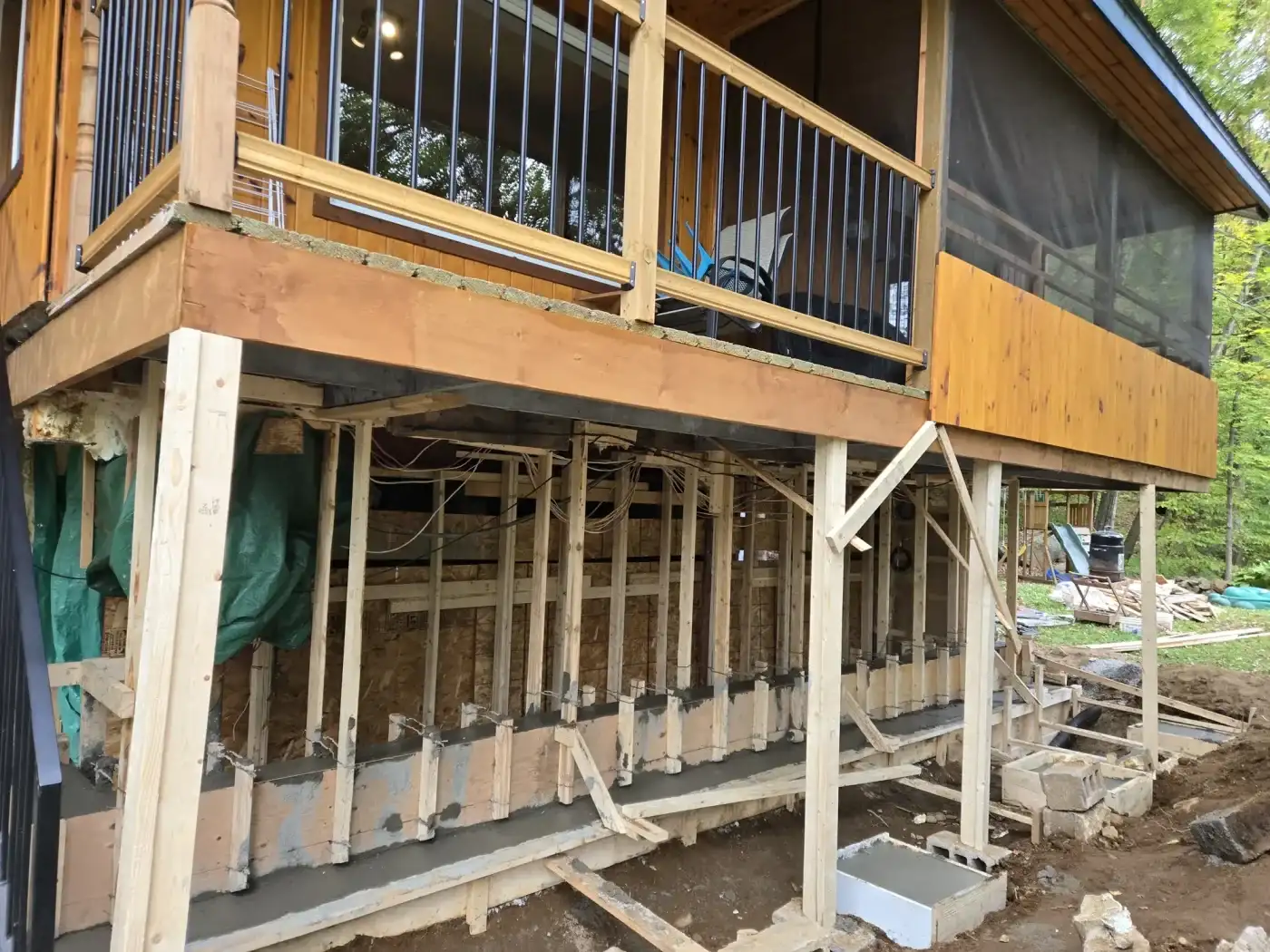 Fondation de béton neuve coulée sous une galerie existante restée en place