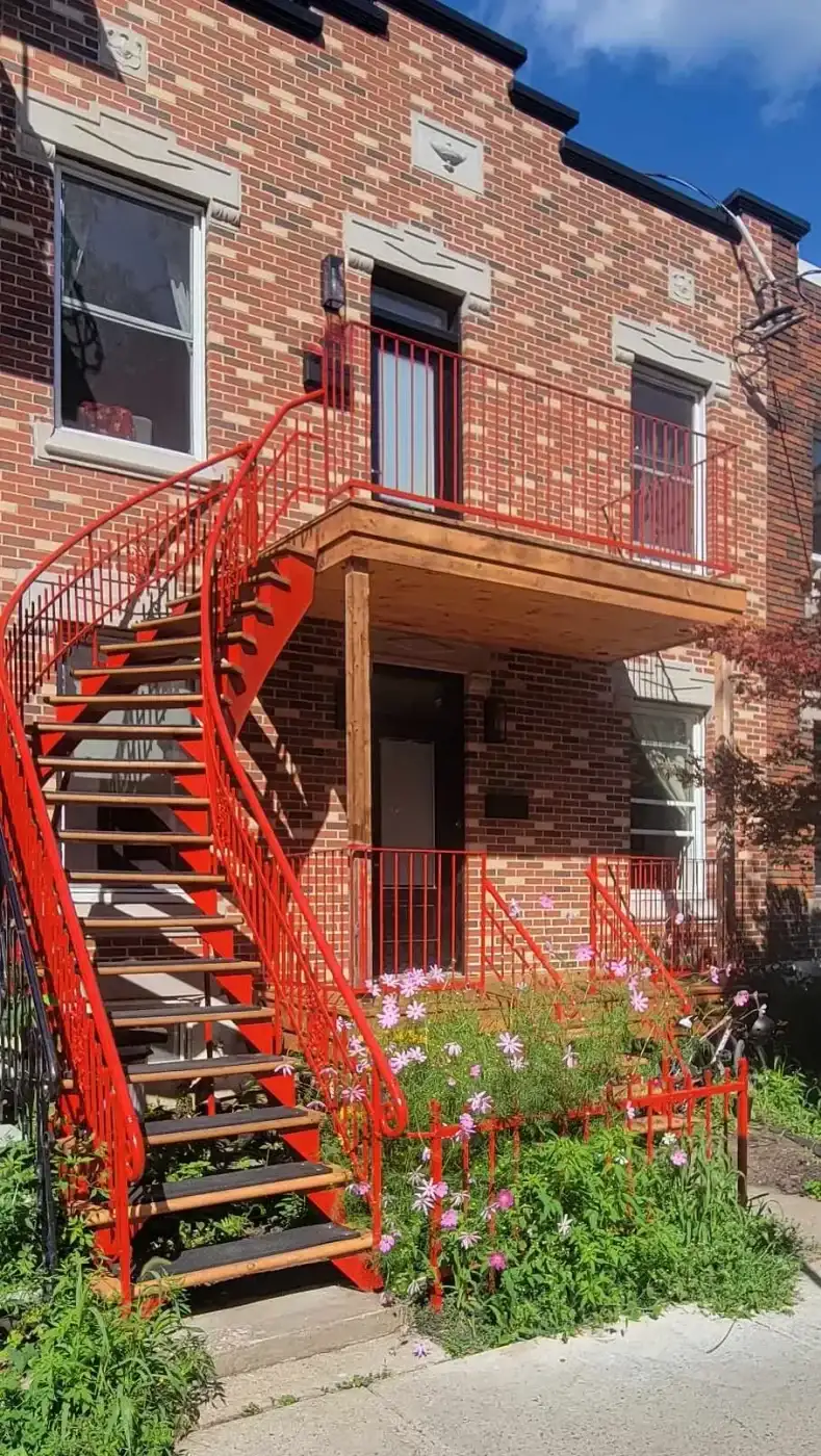 Galerie avant refaite avec son escalier tournant en bois