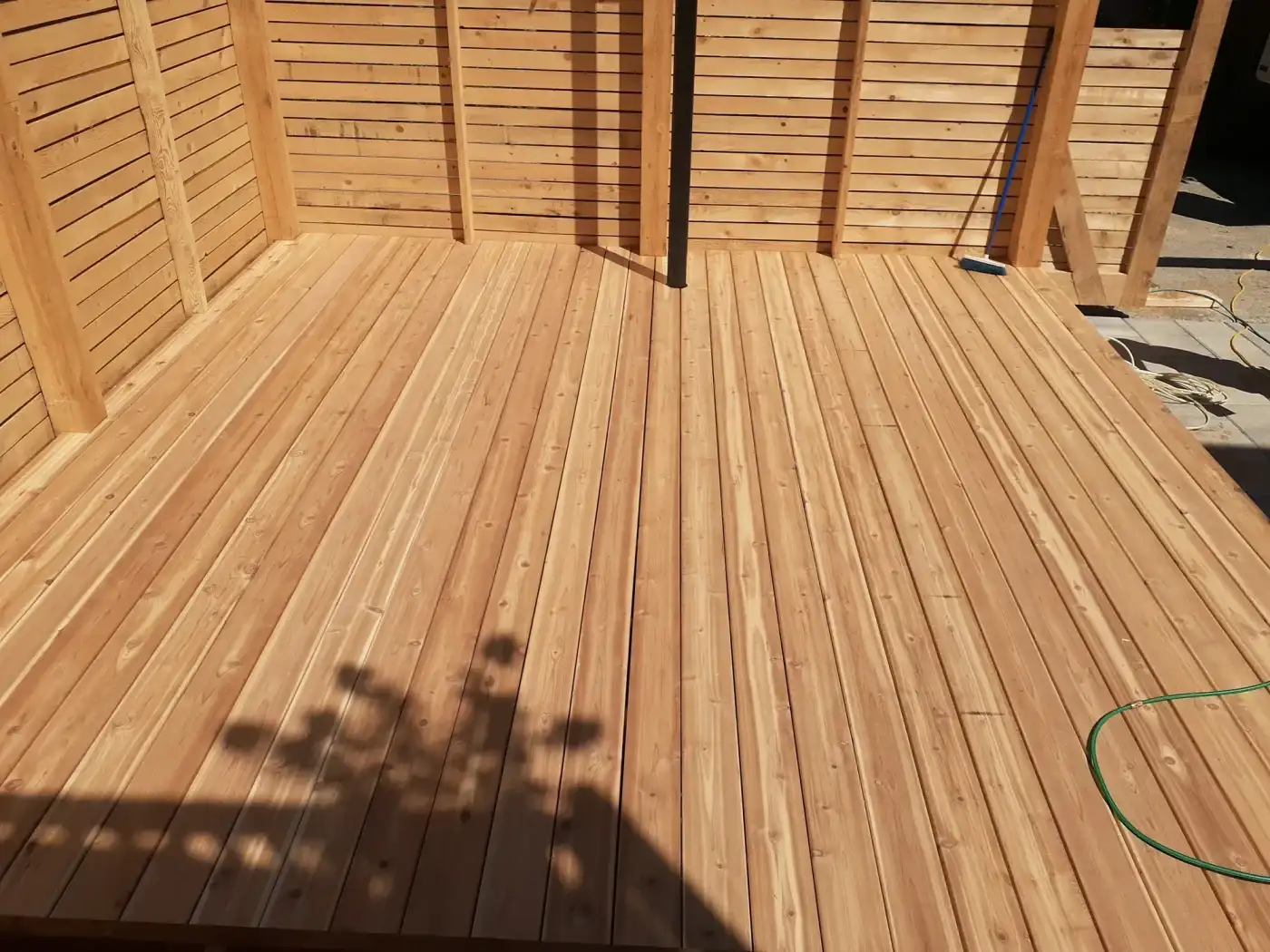 Terrasse en cèdre avec son écran à claire-voie monté en bordure